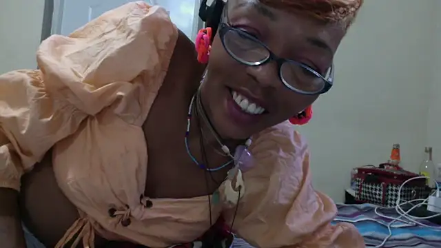 Snapshot of Ladyzee25 chatting on October 18, 2:08 pm Ladyzee25 online show from October 18, 2:08 pm