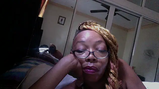 Snapshot of Ladyzee25 chatting on October 17, 1:02 pm Ladyzee25 online show from October 17, 1:02 pm