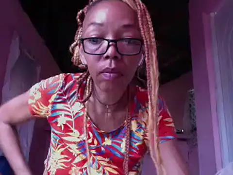 Snapshot of Ladyzee25 chatting on June 4, 11:09 pm Ladyzee25 online show from June 4, 11:09 pm