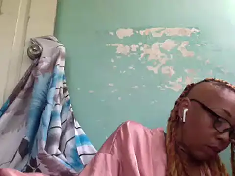 Snapshot of Ladyzee25 chatting on July 2, 6:14 pm Ladyzee25 online show from July 2, 6:14 pm