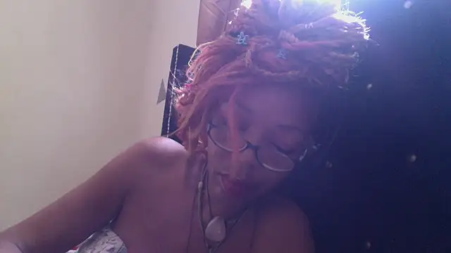 Snapshot of Ladyzee25 chatting on October 9, 6:52 pm Ladyzee25 online show from October 9, 6:52 pm