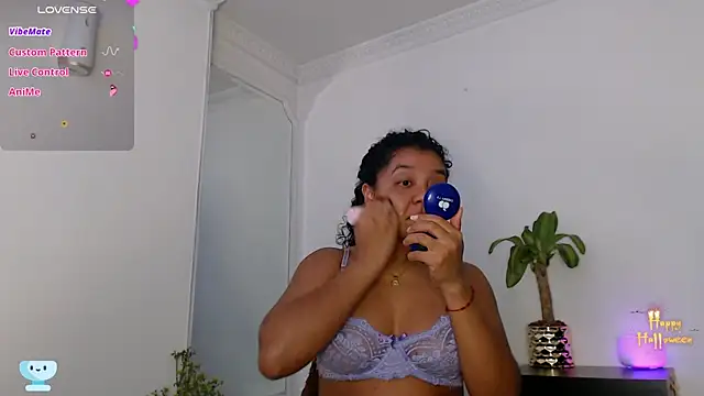 Snapshot of victtoria_cane63 chatting on October 23, 11:14 pm victtoria cane63 online show from October 23, 11:14 pm