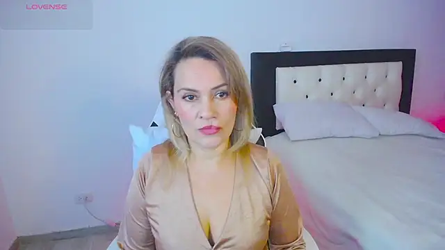Snapshot of CarolinneFiotti chatting on October 15, 1:41 pm CarolinneFiotti online show from October 15, 1:41 pm