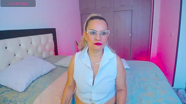 Snapshot of CarolinneFiotti chatting on October 4, 4:08 pm CarolinneFiotti online show from October 4, 4:08 pm