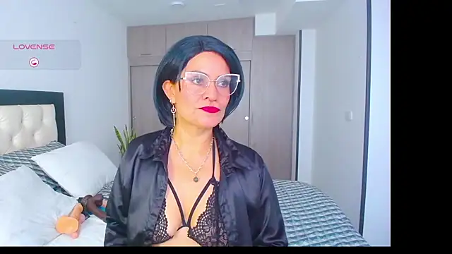 Snapshot of CarolinneFiotti chatting on October 1, 3:05 pm CarolinneFiotti online show from October 1, 3:05 pm