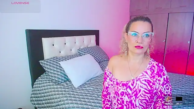 Snapshot of CarolinneFiotti chatting on September 27, 1:17 pm CarolinneFiotti online show from September 27, 1:17 pm