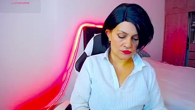 CarolinneFiotti online show from November 4, 1:37 pm