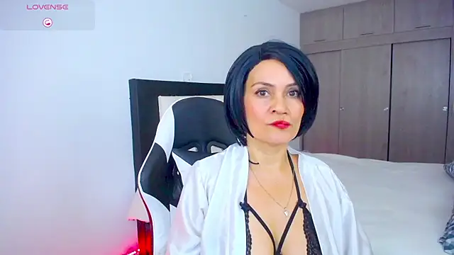 CarolinneFiotti online show from November 2, 8:25 pm