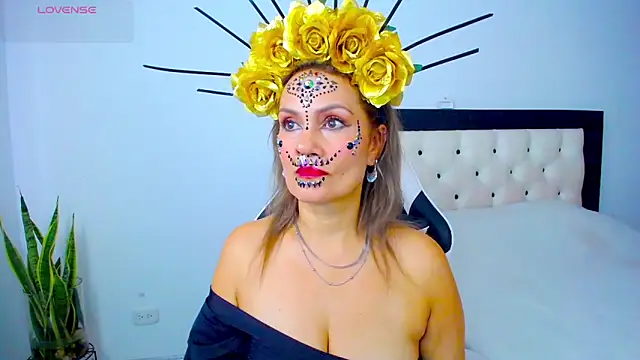 CarolinneFiotti online show from October 31, 4:36 pm