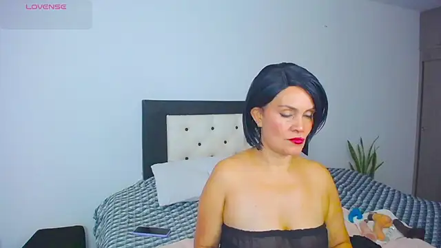 Snapshot of CarolinneFiotti chatting on October 10, 1:01 pm CarolinneFiotti online show from October 10, 1:01 pm