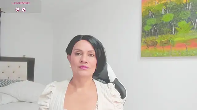Snapshot of CarolinneFiotti chatting on February 17, 2:14 pm CarolinneFiotti online show from February 17, 2:14 pm