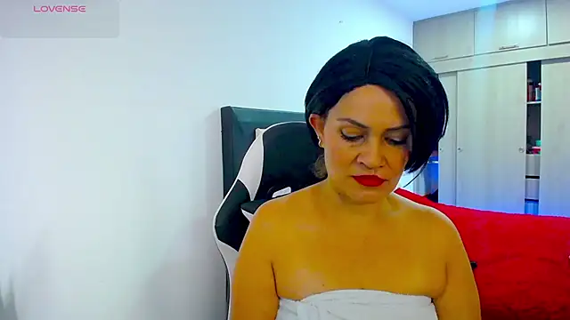 CarolinneFiotti online show from December 3, 1:32 pm