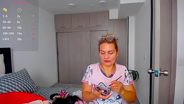 Snapshot of CarolinneFiotti chatting on September 11, 2:28 pm CarolinneFiotti online show from September 11, 2:28 pm