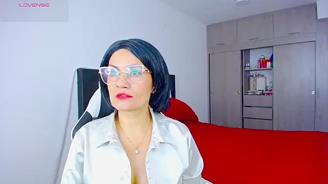 CarolinneFiotti online show from November 14, 2:10 pm