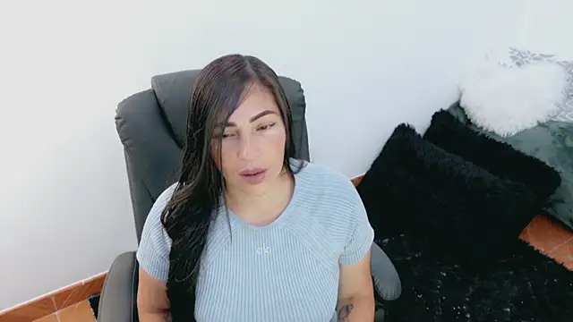 luna lgomez  online show from May 4, 11:46 am