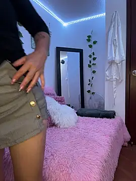 luna lgomez  online show from June 17, 12:11 am