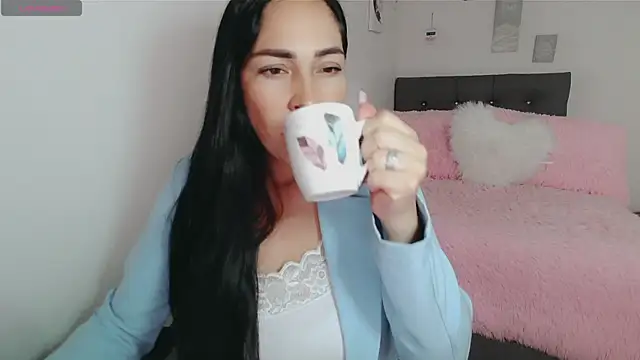 luna lgomez  online show from December 18, 11:36 am