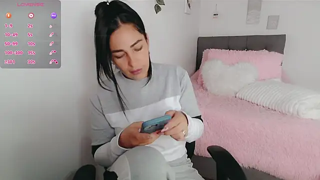 luna lgomez  online show from December 19, 12:51 pm