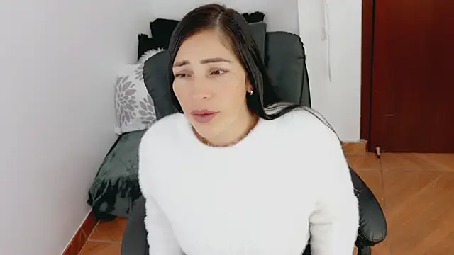 luna lgomez  online show from April 7, 11:01 am