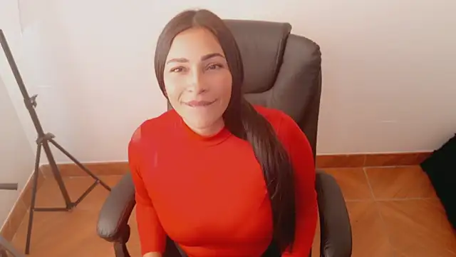 luna lgomez  online show from May 12, 6:25 pm
