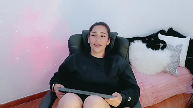 luna lgomez  online show from March 26, 1:59 am