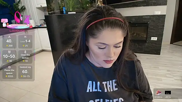 Snapshot of Layla- chatting on October 20, 4:07 pm Layla- online show from October 20, 4:07 pm