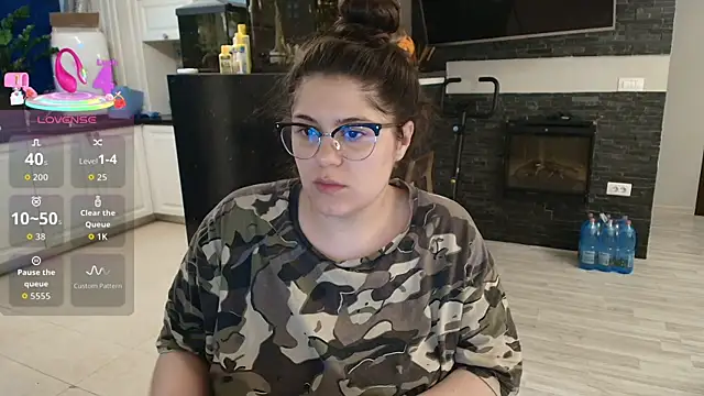 Layla- online show from April 17, 9:34 am