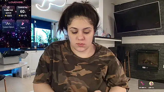 Snapshot of Layla- chatting on February 25, 10:37 am Layla- online show from February 25, 10:37 am