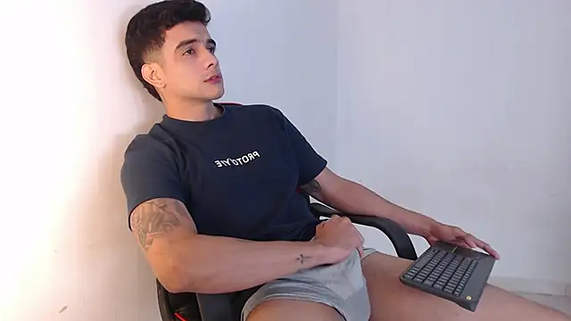 Snapshot of adam_levis17 chatting on October 14, 3:45 pm adam levis17 online show from October 14, 3:45 pm