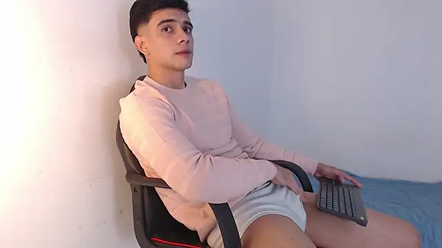 Snapshot of adam_levis17 chatting on November 7, 9:47 am adam levis17 online show from November 7, 9:47 am