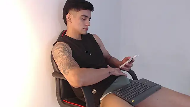 Snapshot of adam_levis17 chatting on November 23, 5:06 am adam levis17 online show from November 23, 5:06 am