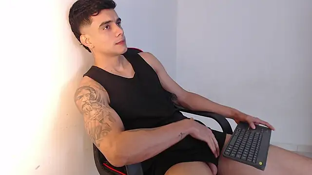 Snapshot of adam_levis17 chatting on October 24, 5:50 am adam levis17 online show from October 24, 5:50 am