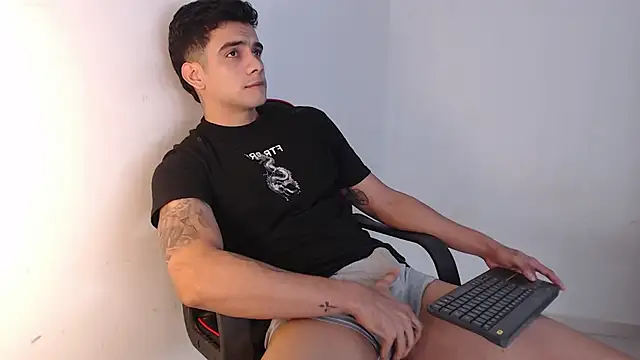 Snapshot of adam_levis17 chatting on October 15, 4:00 am adam levis17 online show from October 15, 4:00 am