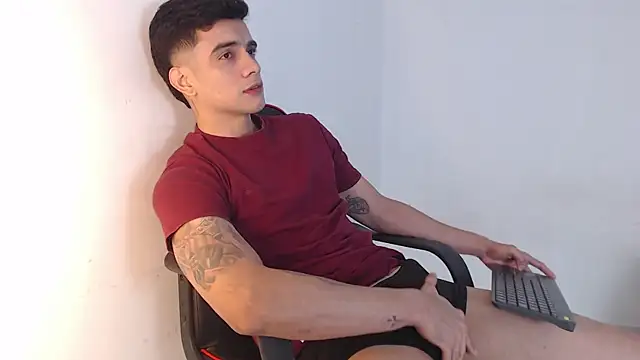 Snapshot of adam_levis17 chatting on October 26, 6:47 am adam levis17 online show from October 26, 6:47 am