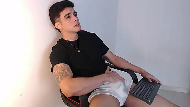 Snapshot of adam_levis17 chatting on October 5, 5:53 am adam levis17 online show from October 5, 5:53 am