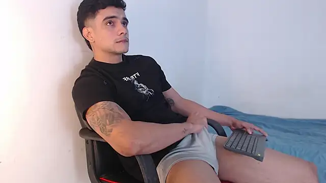 Snapshot of adam_levis17 chatting on September 23, 4:30 am adam levis17 online show from September 23, 4:30 am