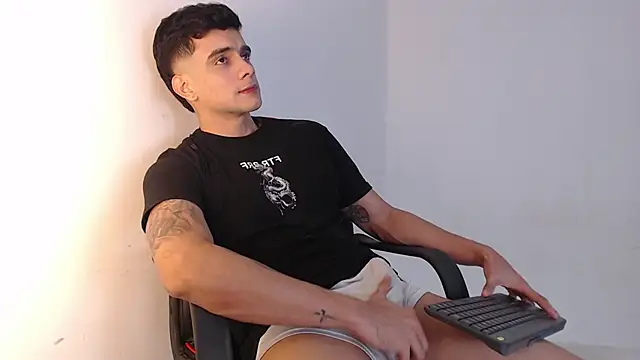 Snapshot of adam_levis17 chatting on October 23, 6:45 am adam levis17 online show from October 23, 6:45 am