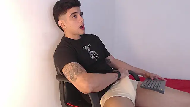 Snapshot of adam_levis17 chatting on November 29, 6:13 am adam levis17 online show from November 29, 6:13 am