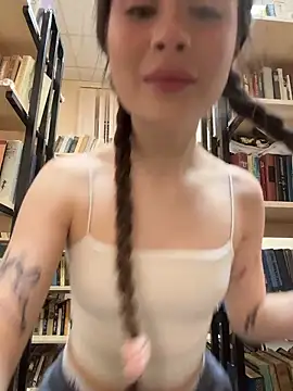 Snapshot of melicious_ chatting on February 4, 5:35 am melicious online show from February 4, 5:35 am