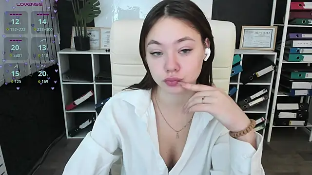Snapshot of meow_mellie chatting on October 16, 1:47 am meow mellie online show from October 16, 1:47 am