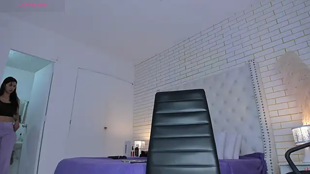 Emilly wilson  online show from November 13, 12:09 pm