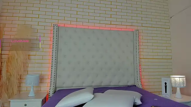 Emilly wilson  online show from October 30, 12:36 pm