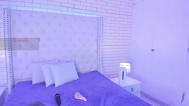 Emilly wilson  online show from October 21, 1:43 pm