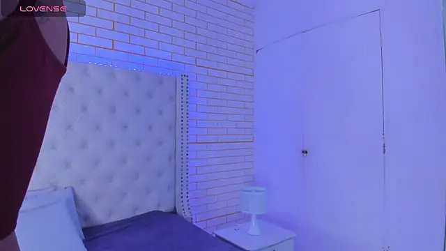 Emilly wilson  online show from October 22, 1:32 pm