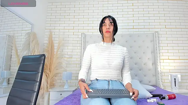 Emilly wilson  online show from November 22, 11:42 am