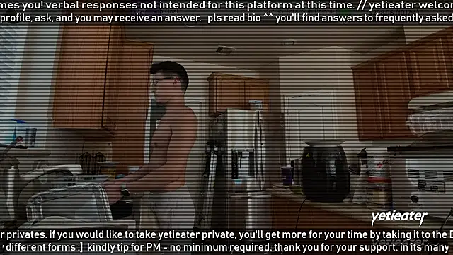 Snapshot of yetieater chatting on February 9, 8:07 pm yetieater online show from February 9, 8:07 pm