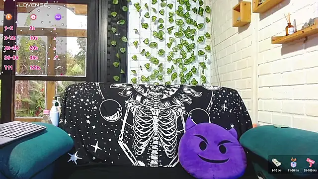 LiraSonnett online show from October 4, 10:44 pm