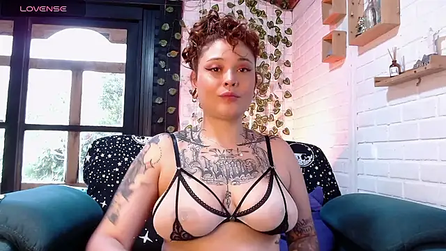 LiraSonnett online show from January 9, 9:33 pm