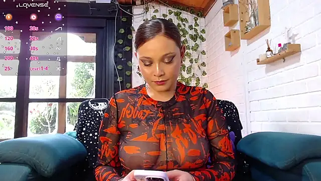 LiraSonnett online show from February 24, 10:10 pm