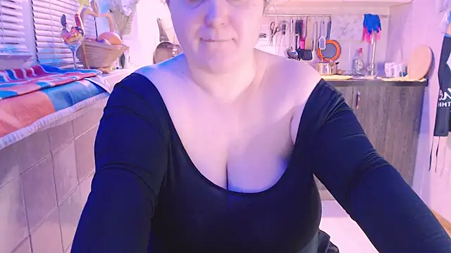 Snapshot of SoftLia chatting on January 7, 4:59 pm SoftLia online show from January 7, 4:59 pm
